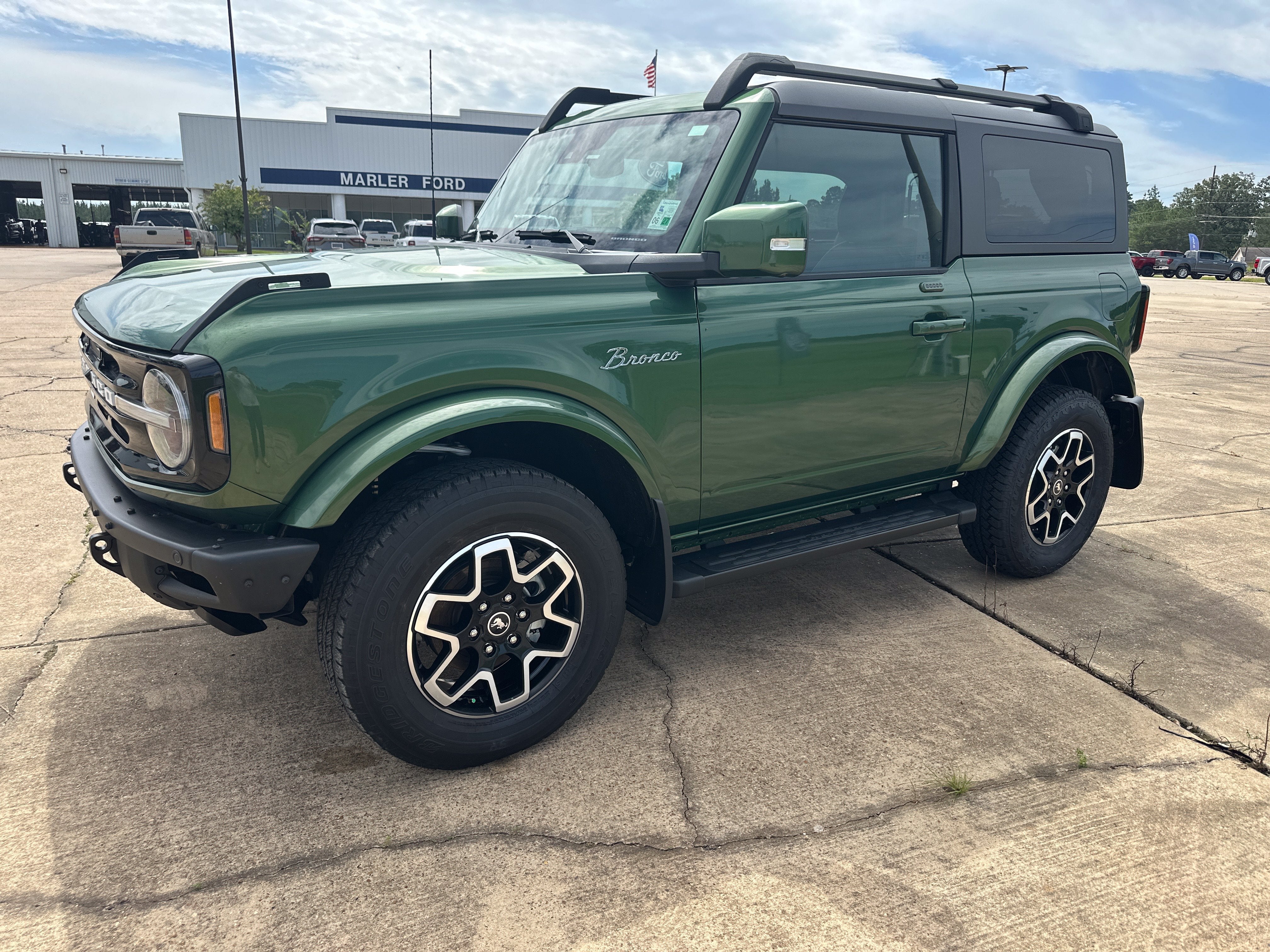 2022 Ford Bronco Base in Eruption Green Metallic — front three-quarter view
